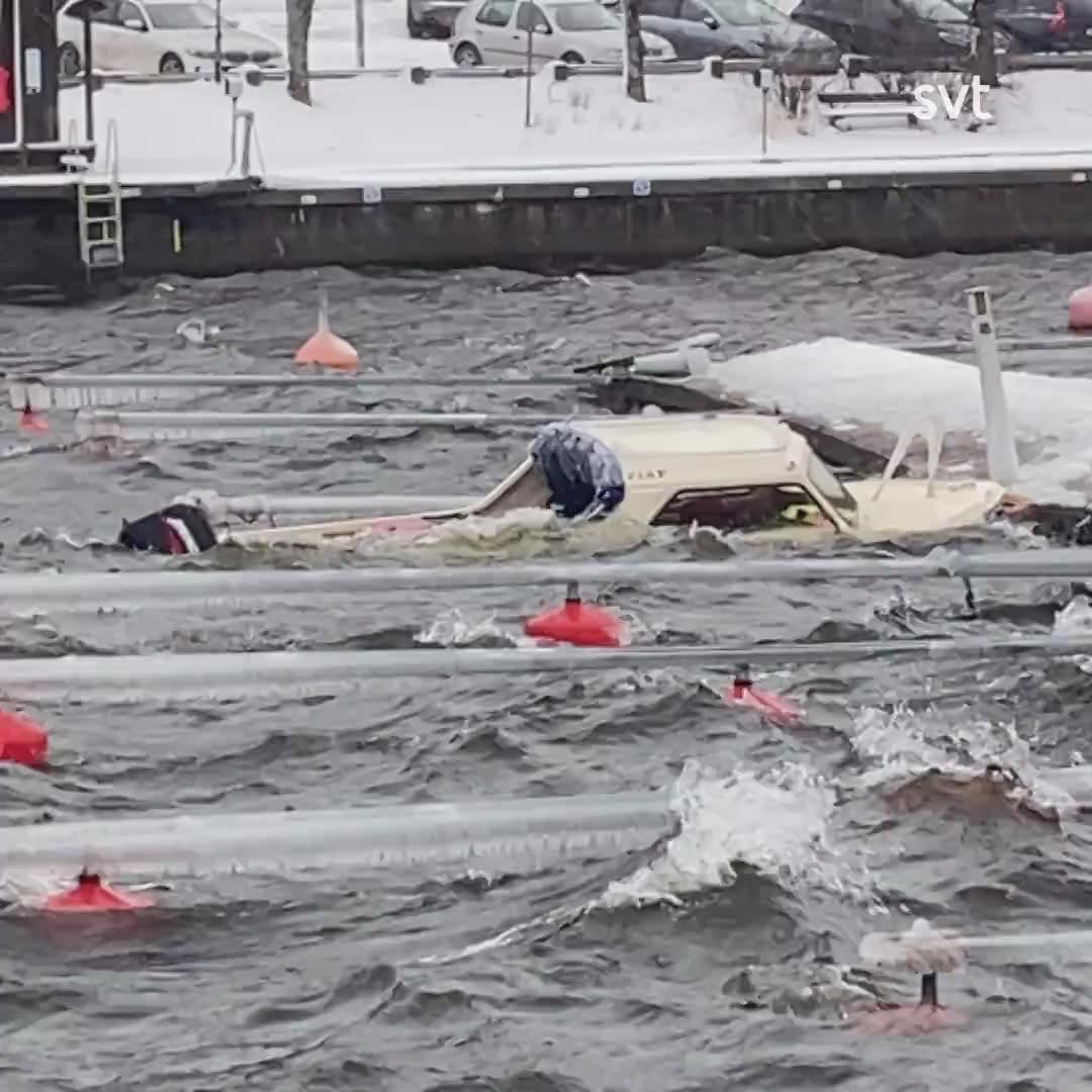 Båt under vatten efter snöovädret